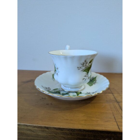 Royal Albert Bone China Trillium Tea Cup & Saucer Set England Floral Gold Trim - Picture 5 of 10